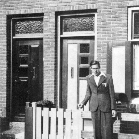 Leo Mesritz voor woning Dirk Bosstraat